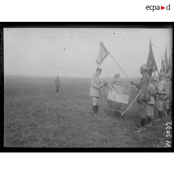 Cerceuil, remise de fourragère par le général de Castelnau. Le général décore de la fourragère jaune le drapeau du 287e d'infanterie. [légende d'origine]