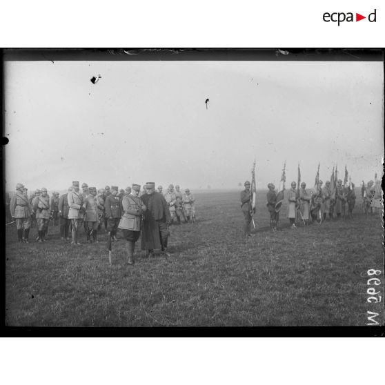 Cerceuil, remise de fourragère par le général de Castelnau. Les drapeaux décorés, au 1er plan, les généraux Gérard et de Castelnau. [légende d'origine]