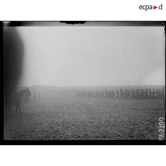 Cerceuil, remise de fourragère par le général de Castelnau. Défilé des représentants des onze régiments décorés. [légende d'origine]
