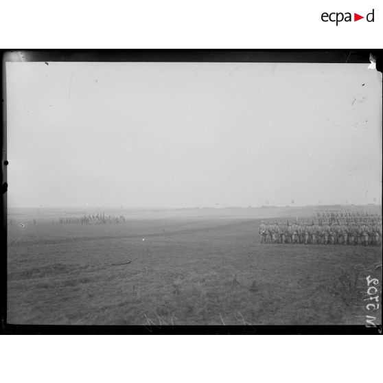 Cerceuil, remise de fourragère par le général de Castelnau. Les troupes représentant les onze régiments cités défilent devant les drapeaux décorés et le général de Castelnau. [légende d'origine]