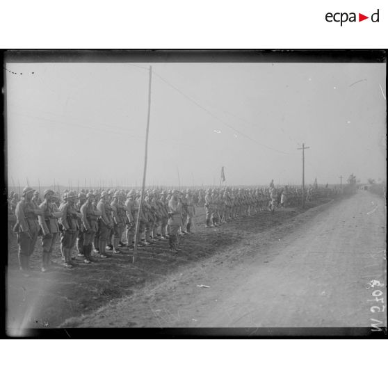 Cerceuil, remise de fourragère par le général de Castelnau. Après la cérémonie, les troupes au port d'armes attendent le passage des généraux. [légende d'origine]