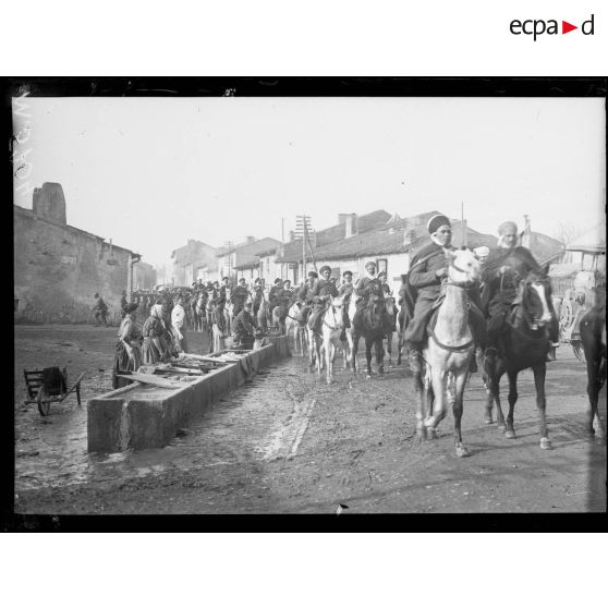 Lenoncourt, spahis (3e Cie du 1er régiment), traversant le village. [légende d'origine]