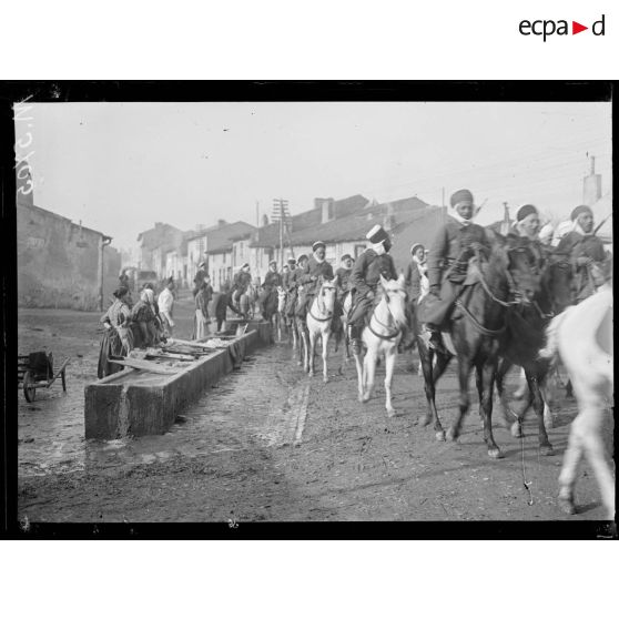 Lenoncourt, spahis (3e Cie du 1er régiment), traversant le village. [légende d'origine]