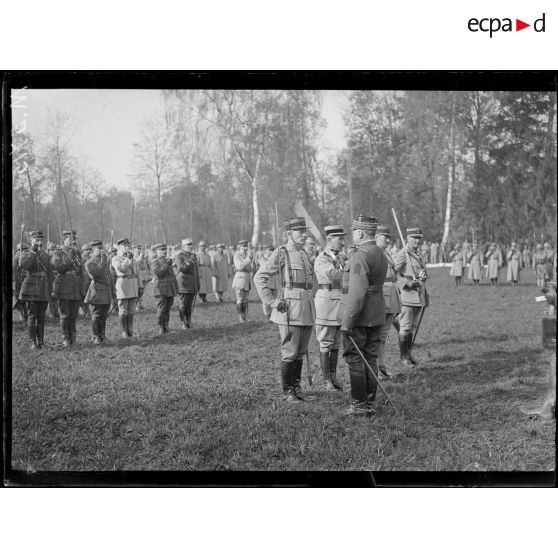 Lenoncourt, prise d'armes à l'armée Gérard. Le général Gérard décore plusieurs officiers de la Légion d'honneur. [légende d'origine]