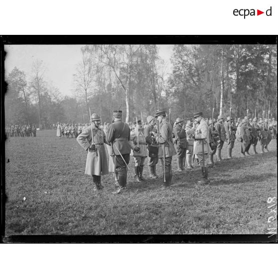 Lenoncourt, prise d'armes à l'armée Gérard. Les médaillés militaires qui viennent d'être décorés par le général Gérard. [légende d'origine]