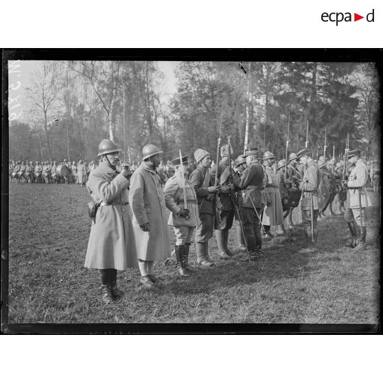 Lenoncourt, prise d'armes à l'armée Gérard. Le général Gérard remet la médaille militaire à un légionnaire russe. [légende d'origine]