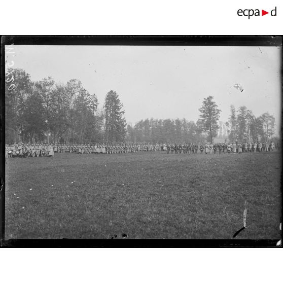 Lenoncourt, prise d'armes à l'armée Gérard. Après la remise de décorations. [légende d'origine]
