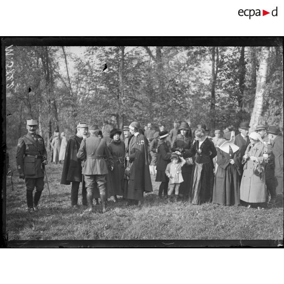 Lenoncourt, prise d'armes à l'armée Gérard. M. Mirman et les invités civils. [légende d'origine]