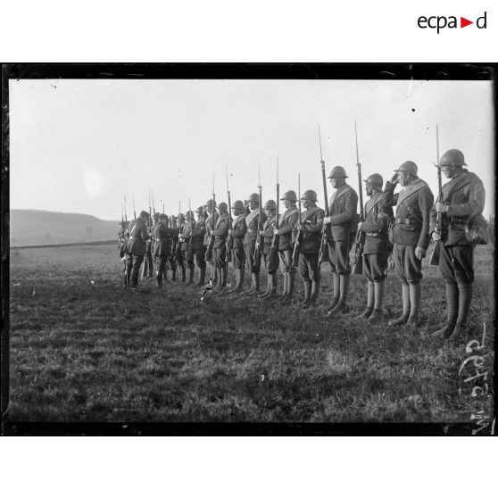 Près de Cercueil, légionnaires russes décorés de la Croix de guerre. [légende d'origine]