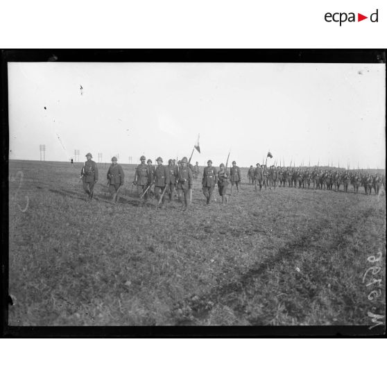 Près de Cercueil, remise de décorations aux légionnaires russes. Défilé des troupes. En avant, les capitaines Martinot et Mangars. [légende d'origine]