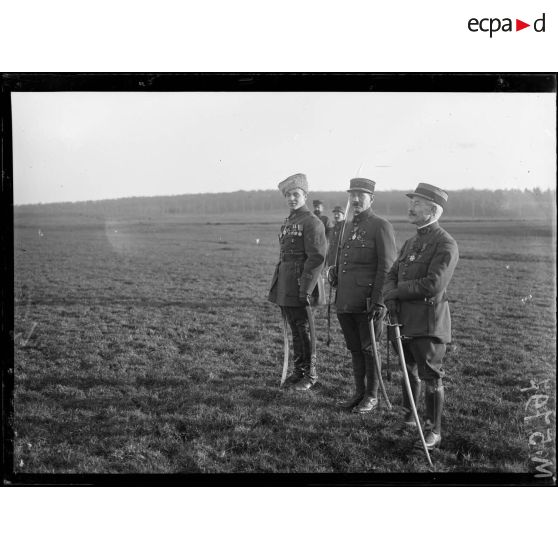 Près de Cercueil, un capitaine russe et français assistant au défilé en compagnie d'un colonel. [légende d'origine]