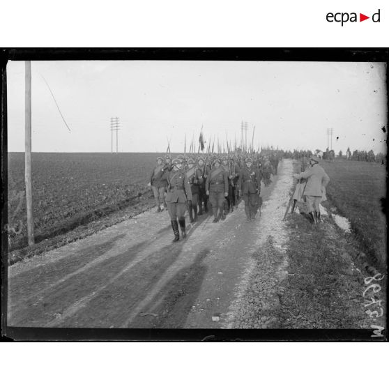 Près de Cercueil, le défilé des légionnaires russes. [légende d'origine]