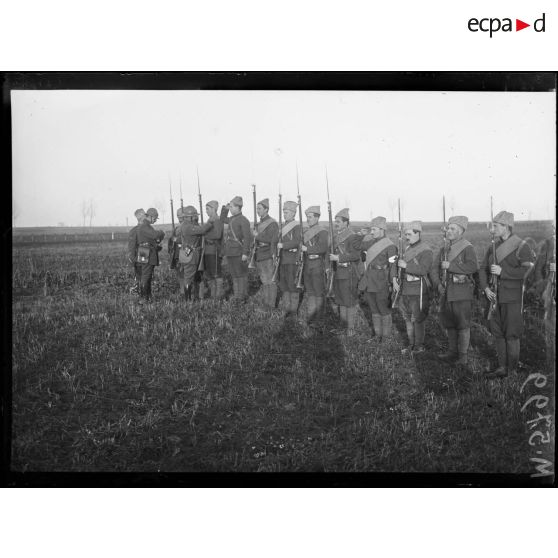 Près de Cercueil, remise de décorations aux légionnaires russes. [légende d'origine]