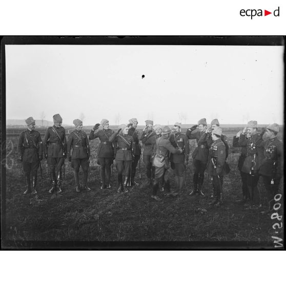 Près de Cercueil, le commandant Durand au sein de la Division Marocaine et les officiers russes de la Légion Russe. [légende d'origine]
