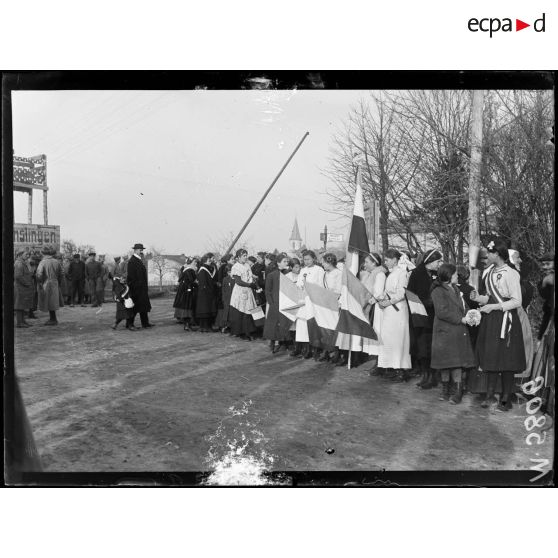 Maizières-les-Vic, réception du général Philipot. Lorraines tenant des drapeaux français. [légende d'origine]