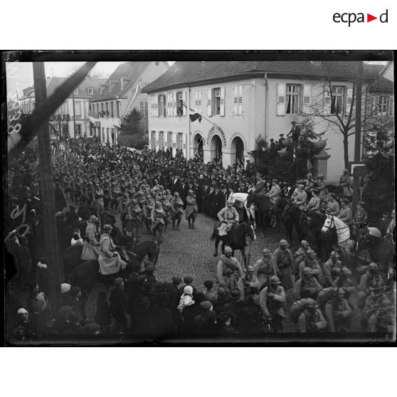 Brumath, entrée des troupes françaises, le 23e et le 29e chasseurs défilent devant le général Rouniont. [légende d'origine]