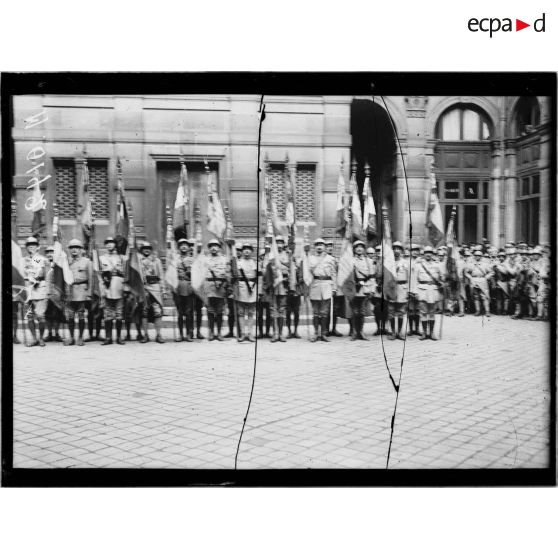 [Paris, le 14 juillet 1919. Les drapeaux d'un corps d'armée.]