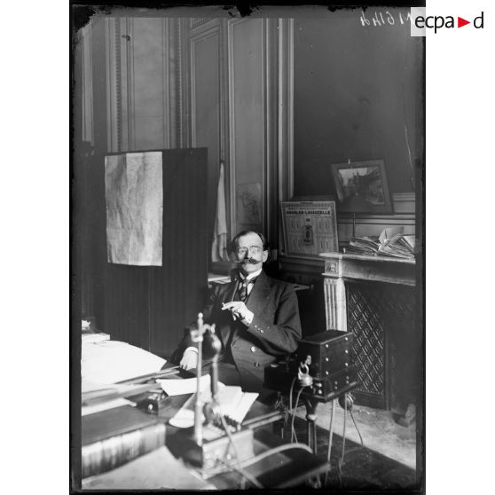 [Paris, portrait d'Yvrier Privat Gilbert d'Ambert, chef de cabinet du sous-secrétaire d'Etat au service de santé, Louis Mourier.]