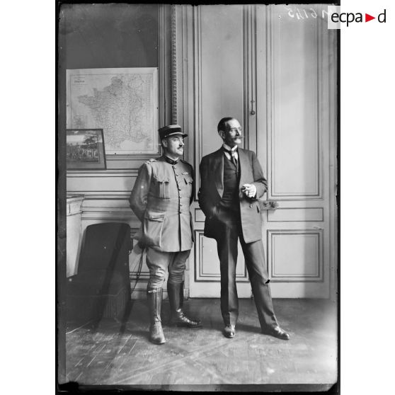 [Paris, portrait d'Yvrier Privat Gilbert d'Ambert, chef de cabinet du sous-secrétaire d'Etat au service de santé, Louis Mourier, et un médecin major de 2ème classe.]