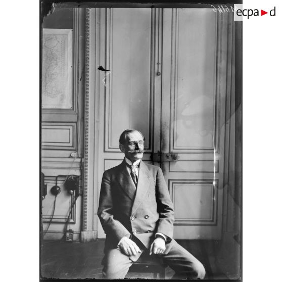 [Paris, portrait d'Yvrier Privat Gilbert d'Ambert, chef de cabinet du sous-secrétaire d'Etat au service de santé, Louis Mourier.]