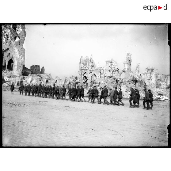 Battle of Menin road. A procession of german prisoners passing through Ypres. They were captured by English troops in the engagement near Tower Hamlets. [légende d'origine]