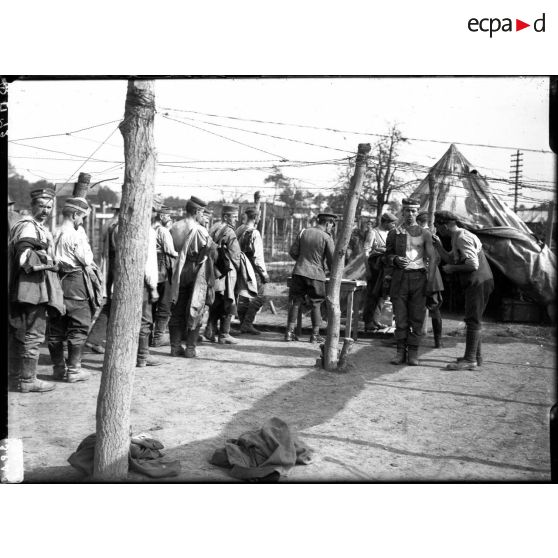 German prisoners being vaccinated. Some of the many thousands who passed through the british doctors hands. [légende d'origine]