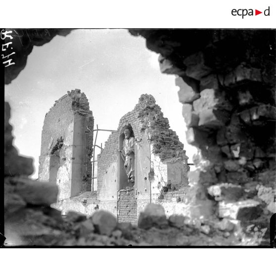 Seen through a shell hole. What german guns did to Brelen Chruch. Note figure of Christ intact. [légende d'origine]