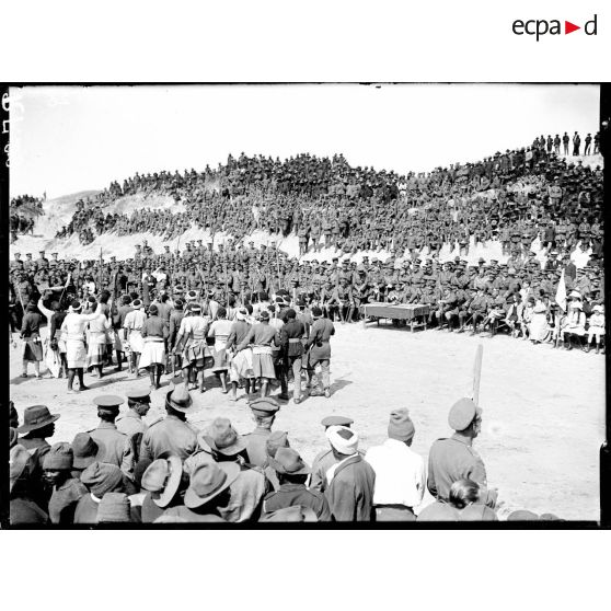 South African Labour Compagny gives a war dance leaving in the arena.<br>[Compagnie de travailleurs sud-africains exécutant une danse guerrière.] [légende d'origine]