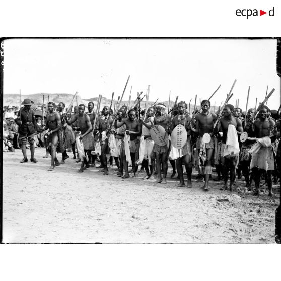 South African Labour Compagny, some of the men that took part of it. <br>[Compagnie de travailleurs sud-africains exécutant une danse guerrière.] [légende d'origine]