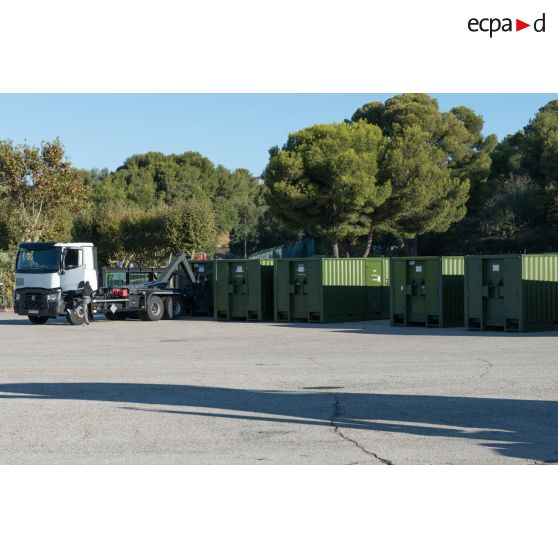 Un tracteur routier Renault Trucks T dépose des containers sur la base navale de Toulon.