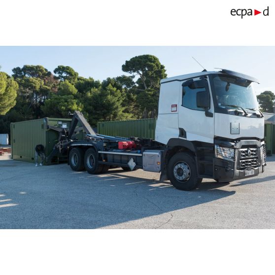 Un tracteur routier Renault Trucks T dépose des containers sur la base navale de Toulon.