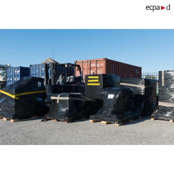 Dépose des container et des palettes de fret sur la base navale de Toulon.