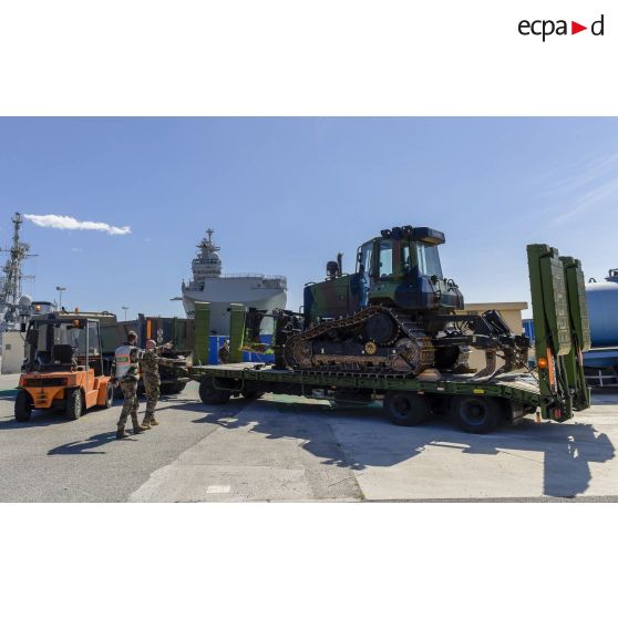 Des soldats du 519e régiment du train (RT) chargent un bulldozer du Génie sur la remorque d'un tracteur routier porte-char de 50 tonnes (TR-PC 50) à Toulon.