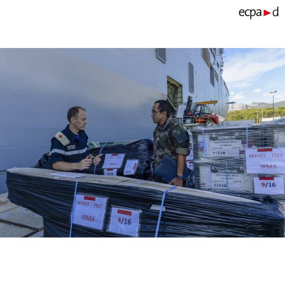 Un chirurgien-dentiste en chef secondé d'un major prend en compte le matériel médical à charger à bord du bâtiment de projection et de commandement (BPC) Le Tonnerre  à Toulon.