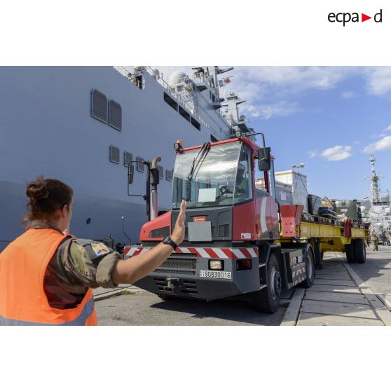 Un soldat du 519e régiment du train (RT) guide une plateforme logistique pour le chargement du bâtiment de projection et de commandement (BPC) Le Tonnerre sur la base navale de Toulon.