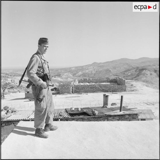Portrait en pied d'un fantassin, département de Mostaganem.