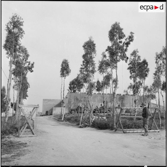 Entrée d'un poste du 110e RIM, département de Mostaganem.