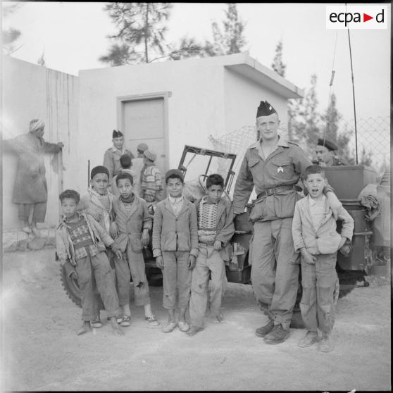 Un dragon pose avec des enfants, Sonis.