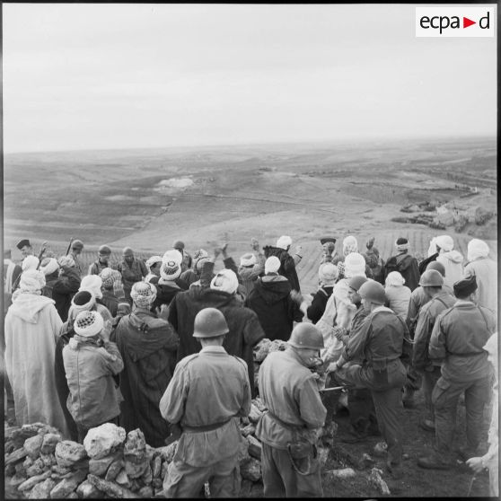 Rassemblement de villageois à Sonis.