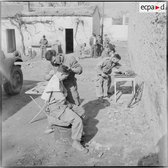 Le 2e escadron du 12e régiment de dragons (RD) à Sonis, chez le coiffeur.