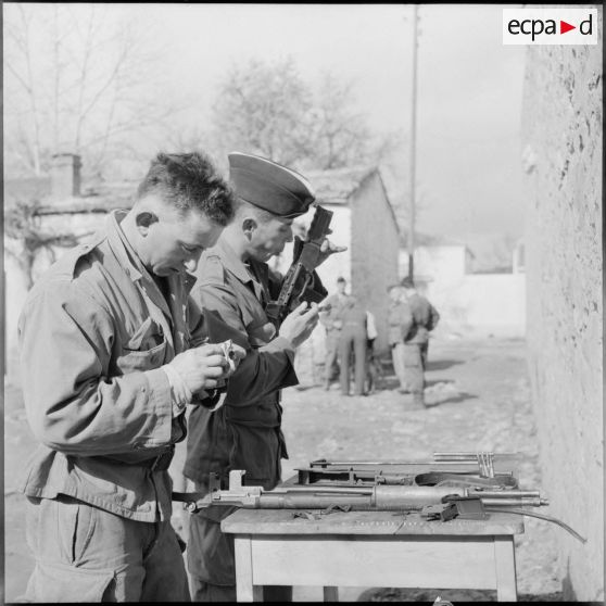 Scène de vie dans un cantonnement du 12e régiment de dragons (RD), Sonis.