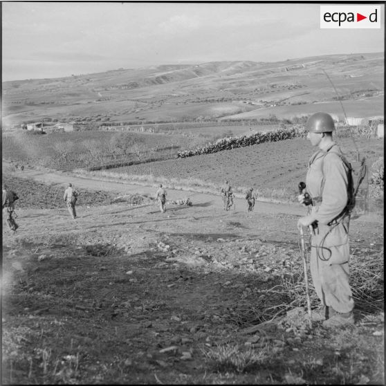 Progression dans le djebel, Sonis.