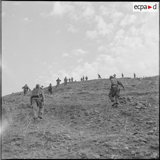 Progression dans le djebel, Sonis.