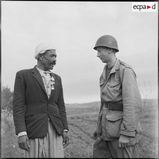 Un dragon s'entretient avec un villageois, Sonis.