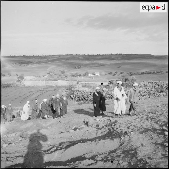 Rassemblement de villageois à Sonis.