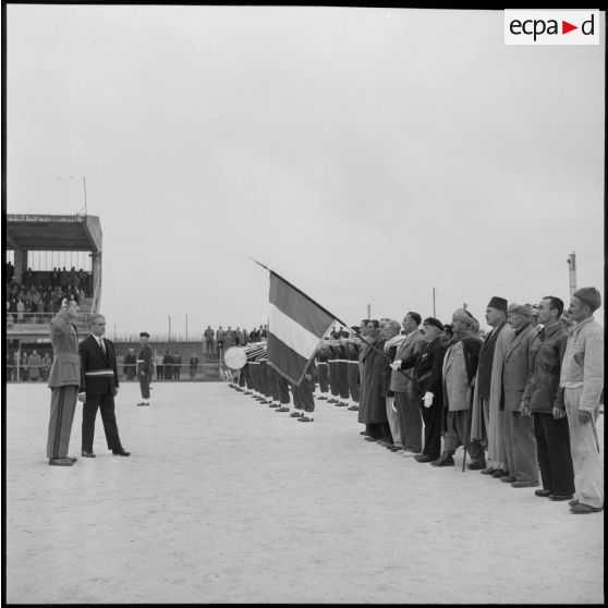 Le général Massu saluant.