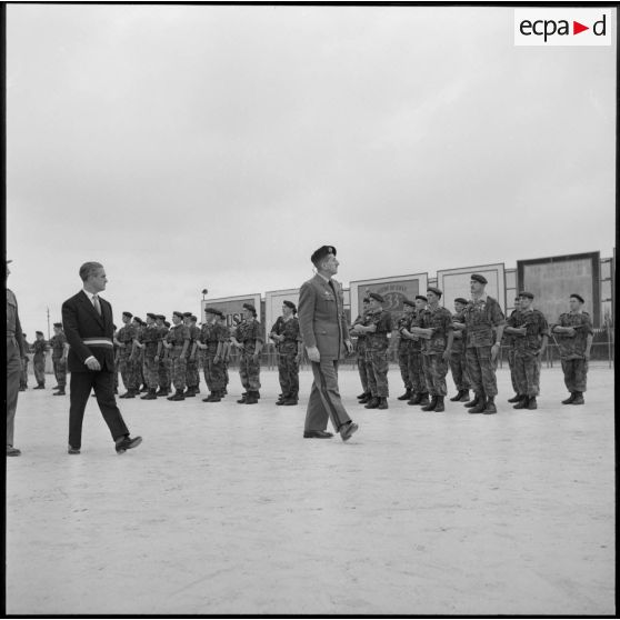 Passage en revue des troupes lors de la passation de commandmeent du 60e CGA.