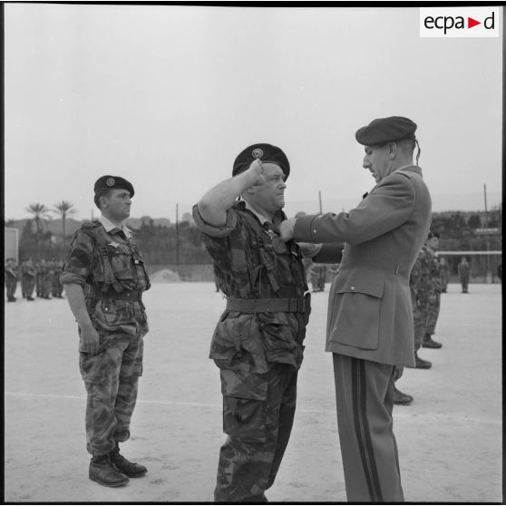 Remise de décoration lors de la passation de commandmeent du 60e CGA.
