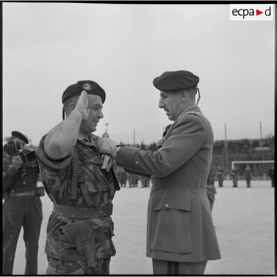 Remise de décoration lors de la passation de commandmeent du 60e CGA.
