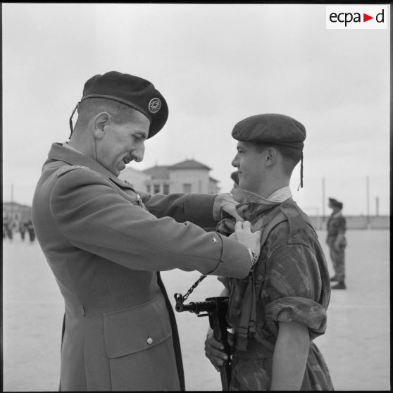 Remise de décoration lors de la passation de commandmeent du 60e CGA.